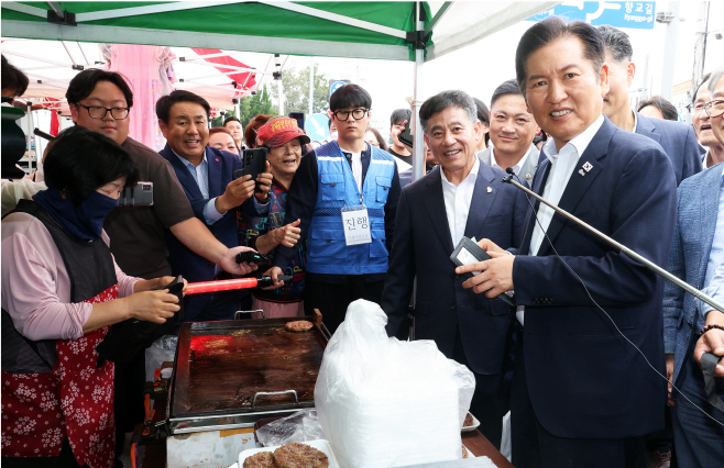 전통시장 장보는 정청래 대표<YONHAP NO-5311>