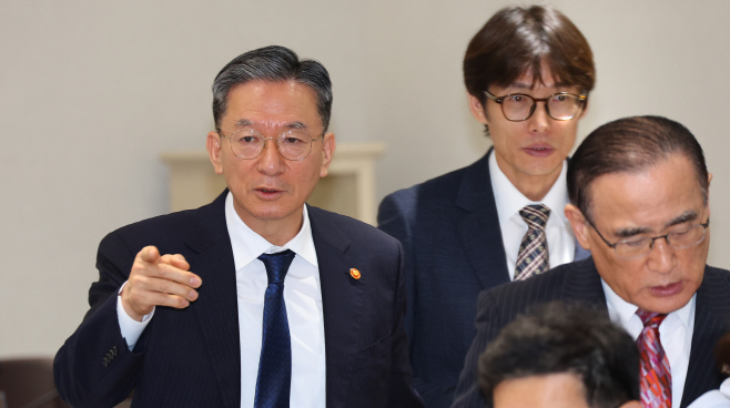 국무회의 참석한 법무부 장관<YONHAP NO-2778>