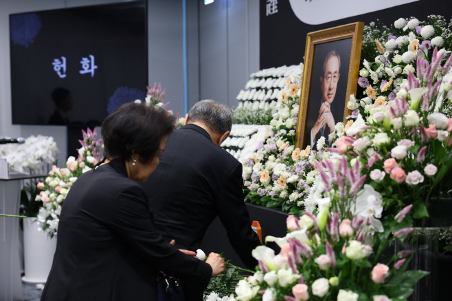 오늘(10일) 서울 종로구 고려아연 본사에서 진행된 고(故) 최창걸 고려아연 명예회장 영결식에서 조문객들이 헌화하며 고인을 추모하고 있다.