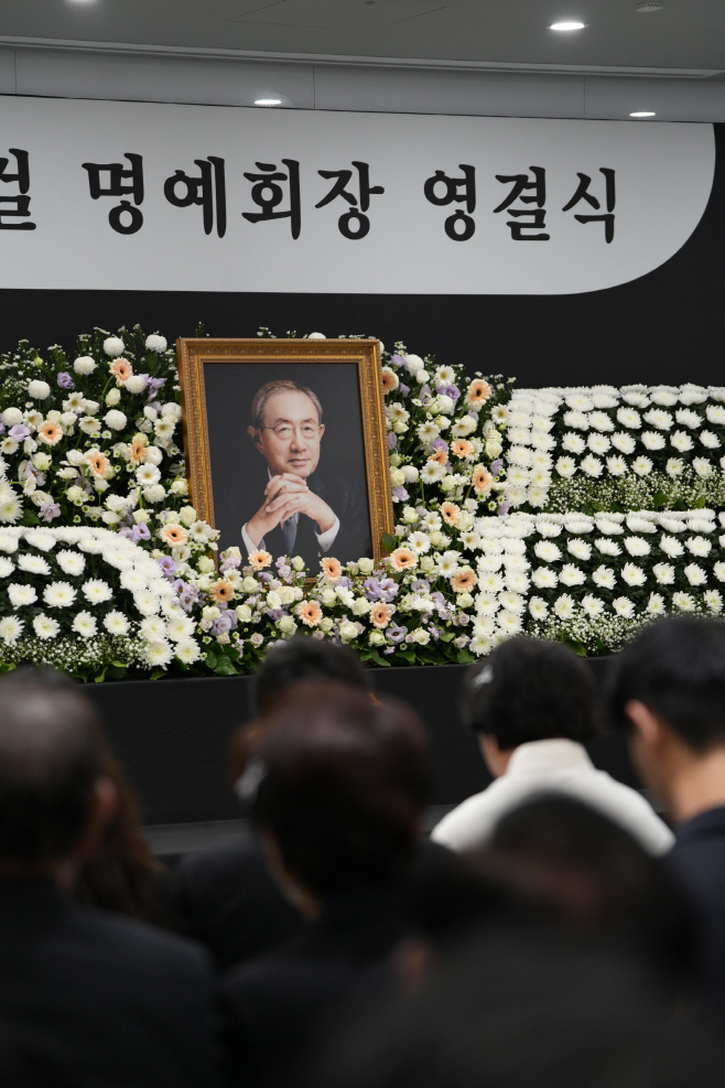 비철금속 업계의 거목으로 평가받는 고(故) 최창걸 고려아연 명예회장의 영결식이 10일 서울 종로구 고려아연 본사에서 엄수됐다. (3)