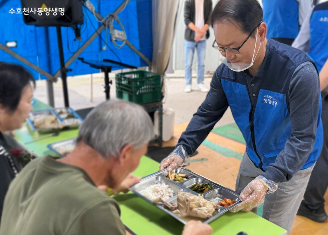 [사진2] 동양생명 성대규 대표, 직원들과 함께 '우리의 건강한 한끼' 봉사활동 전개