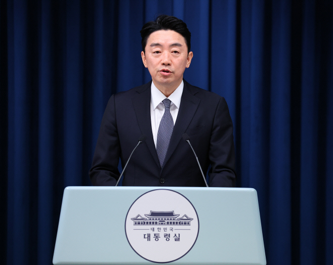 청년 주간 행사 관련 브리핑하는 강훈식 비서실장