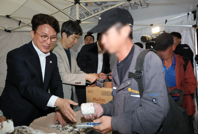 새벽 인력시장 찾은 김민석 국무총리