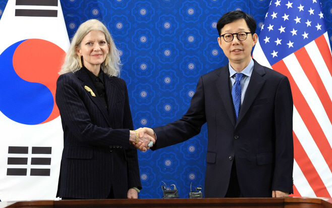 악수하는 한미 외교차관