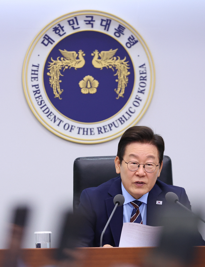 수석보좌관회의 주재하는 이재명 대통령