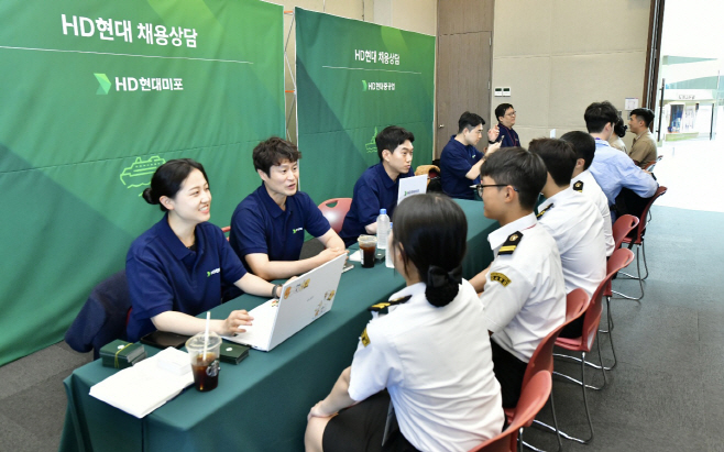 사진. 올해 5월 '마덱스 2025' 현장에서 실시한 채용박람회 모습