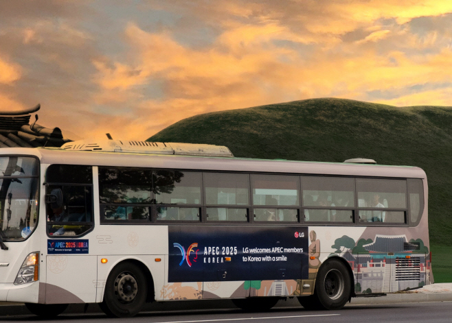 [사진1-1]LG가 경주 시내버스에 APEC을 알리는 래핑광고를 하고있다_경주에서 운행 중인 시내 버스모습