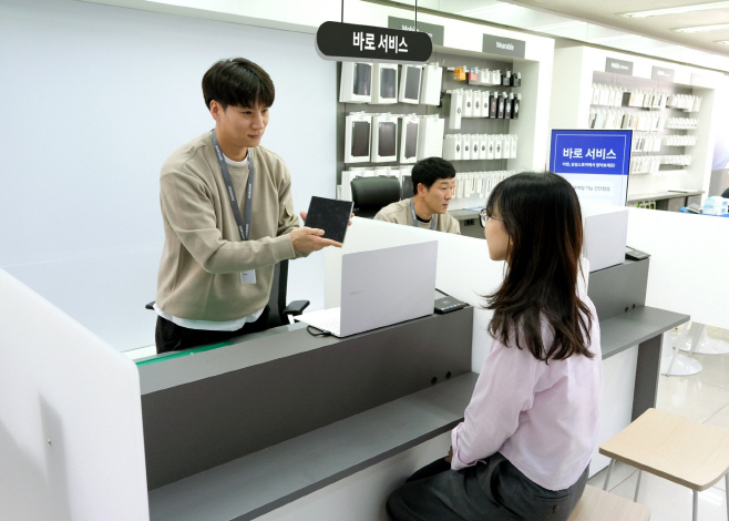 3. 삼성스토어 상도점에서 삼성전자서비스 엔지니어가 바로 서비스를 제공하는 모습