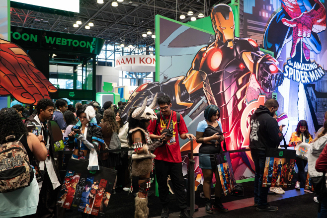 [네이버웹툰] 2025 NYCC 부스 앞 줄 선 관람객들