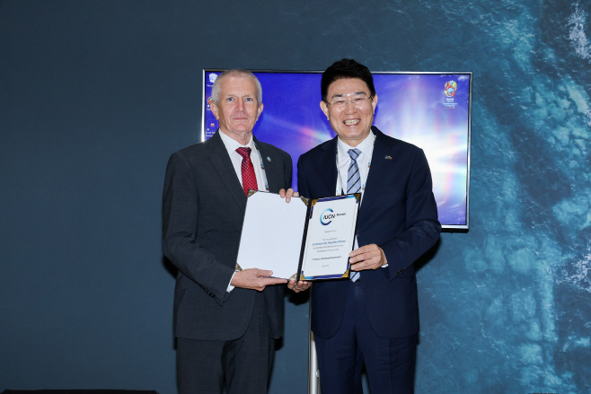 노관규 순천시장에게 IUCN 가입증서를 전달