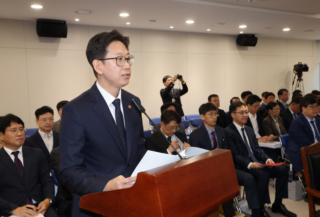 업무보고 하는 배경훈 과기부총리<YONHAP NO-4024>