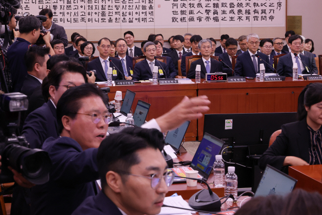 법사위 국감, 의사진행 발언 요청하는 국민의힘<YONHAP NO-4163>