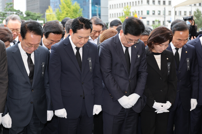 추모 묵념하는 국민의힘<YONHAP NO-4020>