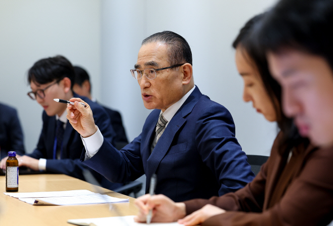 출입 통신사 기자들과 인터뷰하는 위성락 안보실장