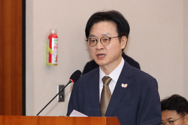업무보고하는 김정관 산업부 장관<YONHAP NO-4525>