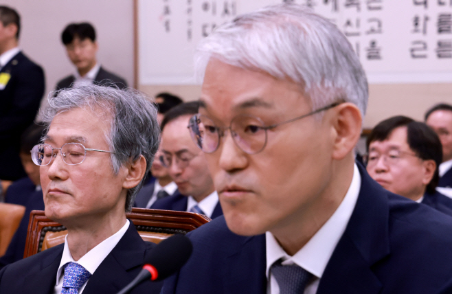 눈감은 조희대 대법원장