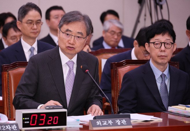 질의에 답하는 조현 외교부 장관<YONHAP NO-4520>