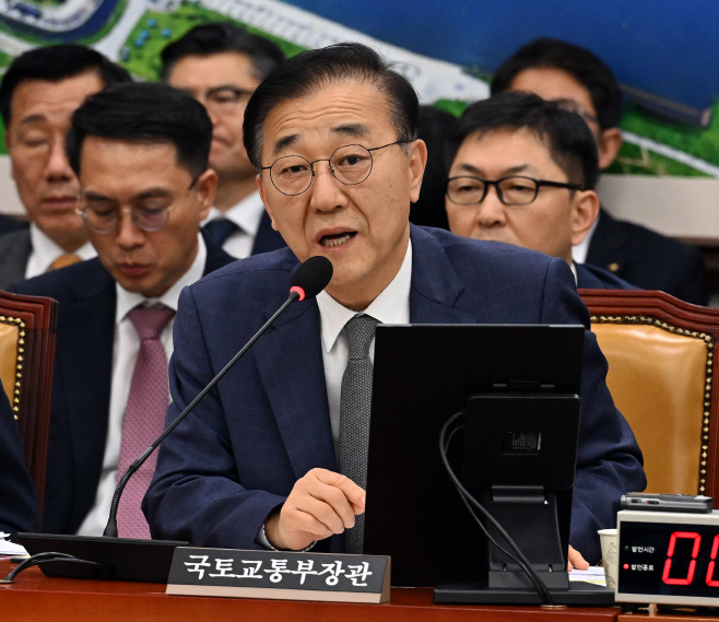 [포토] [2025 국감] 질의에 답하는 김윤덕 장관