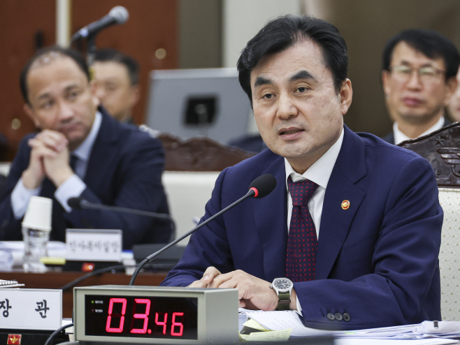 질의 답하는 안규백 장관<YONHAP NO-4420>