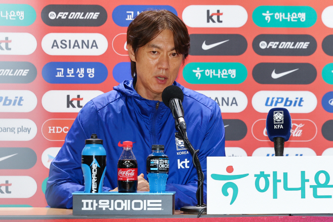 취재진 질문에 답하는 홍명보 감독