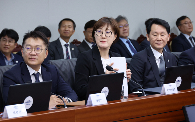 이 대통령 발언듣는 회의 참석자들