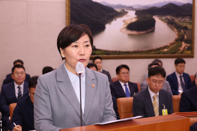 업무보고하는 송미령 농림축산식품부 장관<YONHAP NO-3172>
