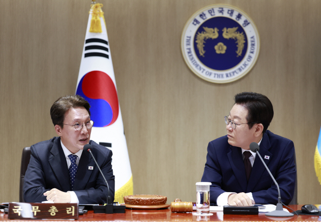 총리 발언 경청하는 이재명 대통령