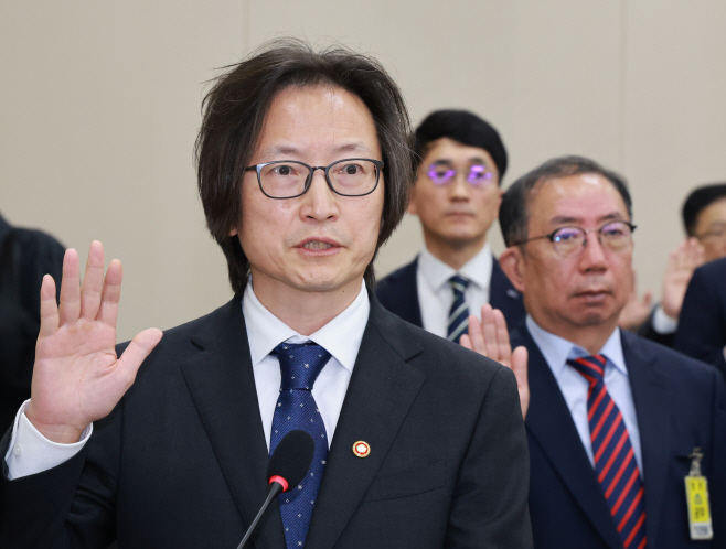 선서하는 주병기 공정거래위원장<YONHAP NO-3082>