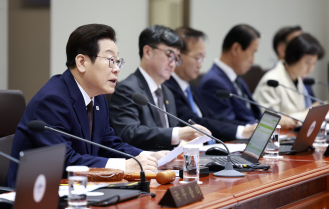 이재명 대통령, 국무회의 주재<YONHAP NO-3021>