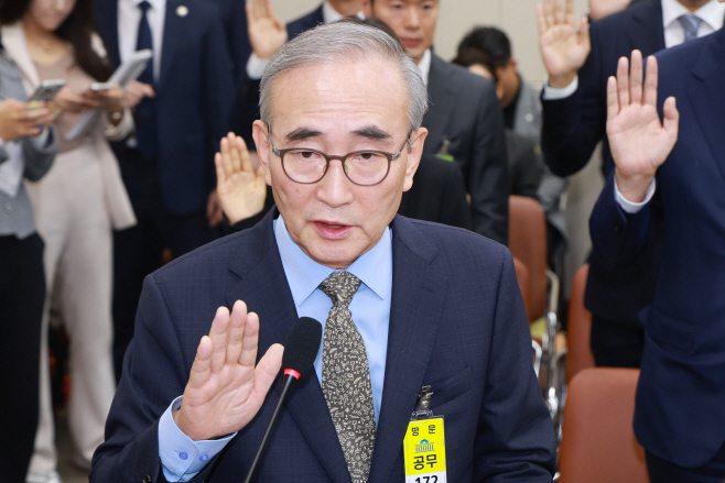 증인 선서하는 김영섭 KT 대표이사<YONHAP NO-4592>