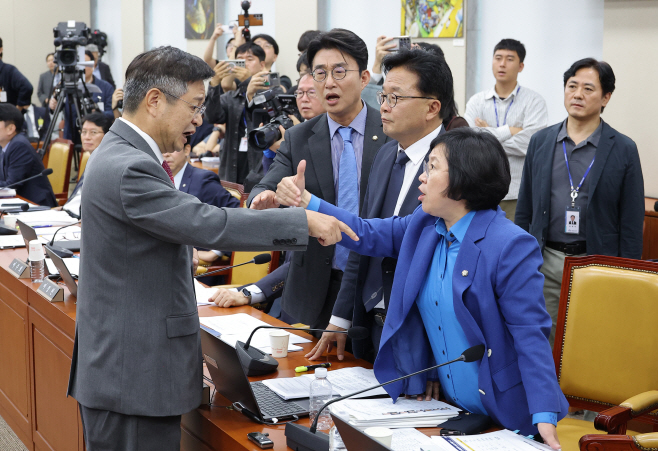 과방위 국감, 설전 벌이는 여야 의원들<YONHAP NO-4388>