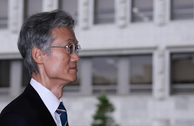 출근하는 대법원장<YONHAP NO-3133>
