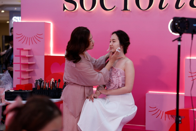 [어뮤즈] 인도네시아 메이크업 행사 진행