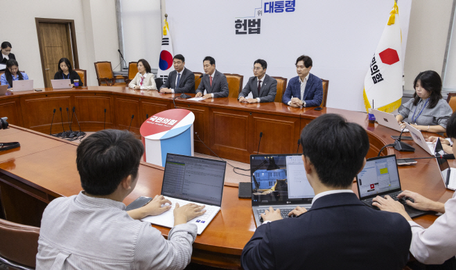 국민의힘 장동혁 대표, 추석 연휴 앞두고 기자간...<YONHAP NO-4467>