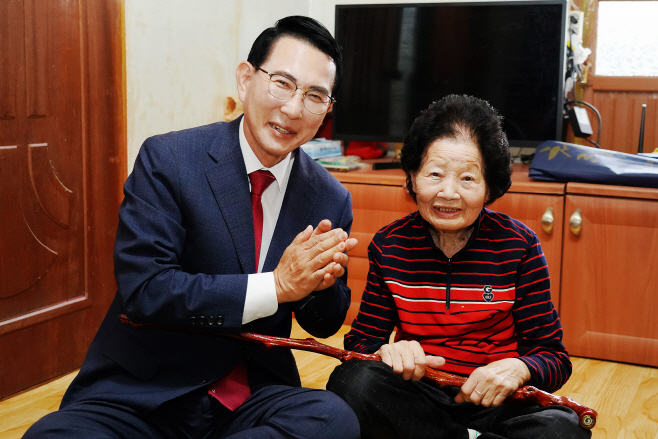 서산시, 100세 어르신께 ‘청려장 전달’...건강 기원