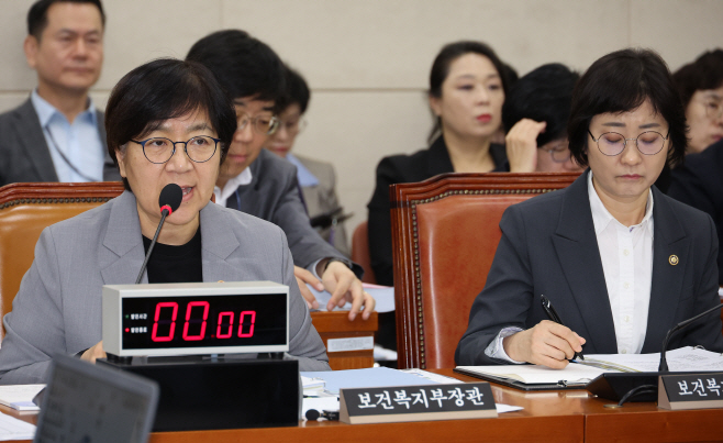 답하는 정은경 보건복지부 장관<YONHAP NO-3112>