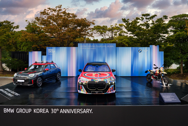 사진2-BMW 레이디스 챔피언십 2025, 갤러리 플라자에 전시된 i7 BMW 코리아 30주년 기념 스페셜 에디션
