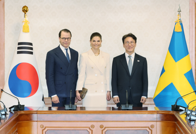 김민석 총리, 빅토리아 스웨덴 왕세녀 내외와 기...<YONHAP NO-4229>