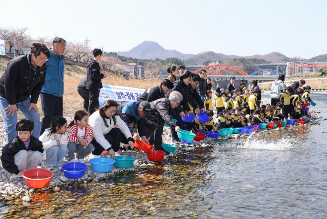 삼척 사진자료[연어 방류]3