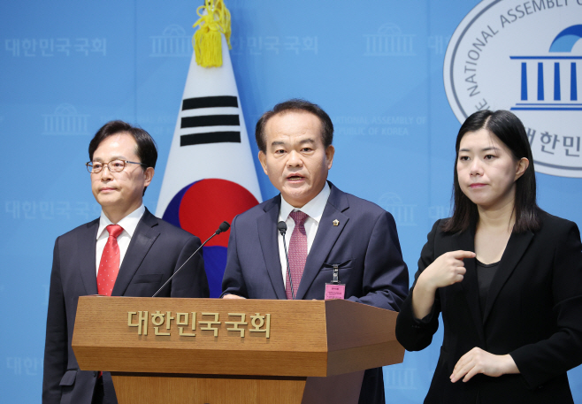 기자회견하는 이덕수 시의원<YONHAP NO-2176>