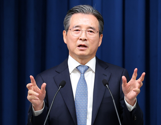 브리핑하는 김용범 정책실장