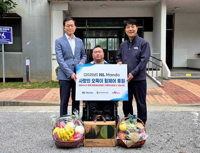 사진) 전북특별자치도 익산시 인근에 거주하는 수혜자 자택을 방문하여 사랑의 오뚝이 휠체어 기증식을 가졌다. 자동차손해배상진흥원 신세계 본부장(왼쪽), HL만도 신성호 상무(오른쪽).