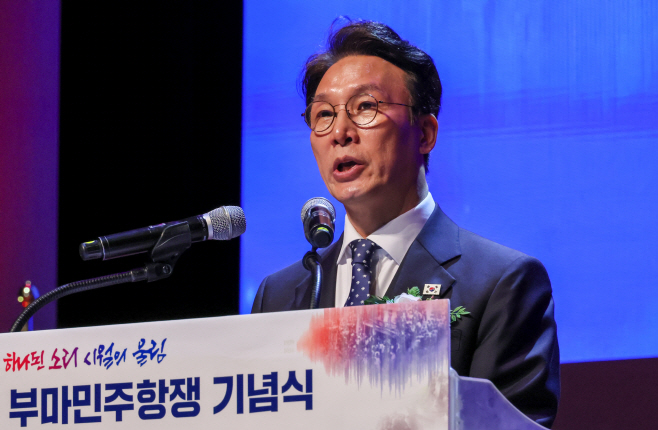 김민석 총리, 부마민주항쟁 국기기념식 기념사<YONHAP NO-2795>