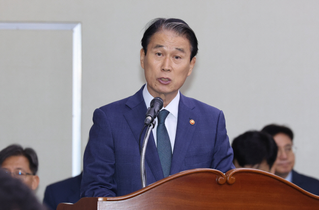 업무보고 하는 권오을 보훈부 장관<YONHAP NO-2821>