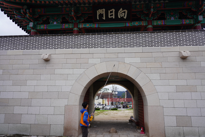 [사진2] 한국원자력환경공단 직원이 경주읍성에서 방사선측정 서비스를 진행하고 있다.