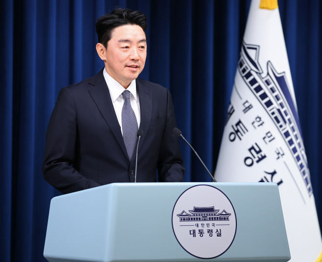 청년 주간 행사 관련 브리핑하는 강훈식 비서실장