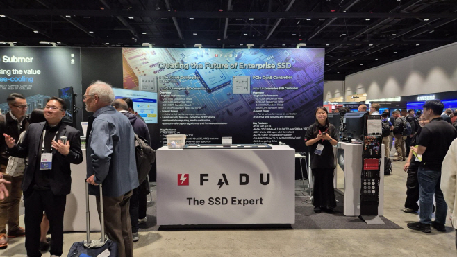 사진1. 세계 최대 규모의 개방형 데이터센터 기술 커뮤니티 ‘오픈 컴퓨트 프로젝트(OCP)’가 주최하는 OCP Global Summit 2025에서 관람객들이 파두 전시부스를 둘러보고 있다.