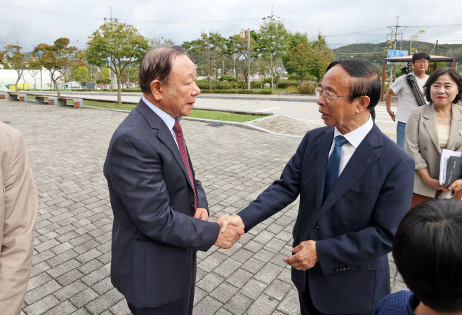 1. “이 장학금이 귀한 인연으로  사회 환원하는 따뜻한 인재 되길”5(인사 나누는 허광욱 이사장과 심민 군수)
