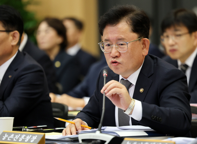 답변하는 이승돈 농촌진흥청장<YONHAP NO-2493>