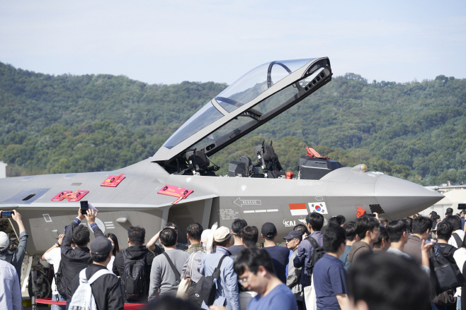 사진1) ADEX KF-21 지상 전시